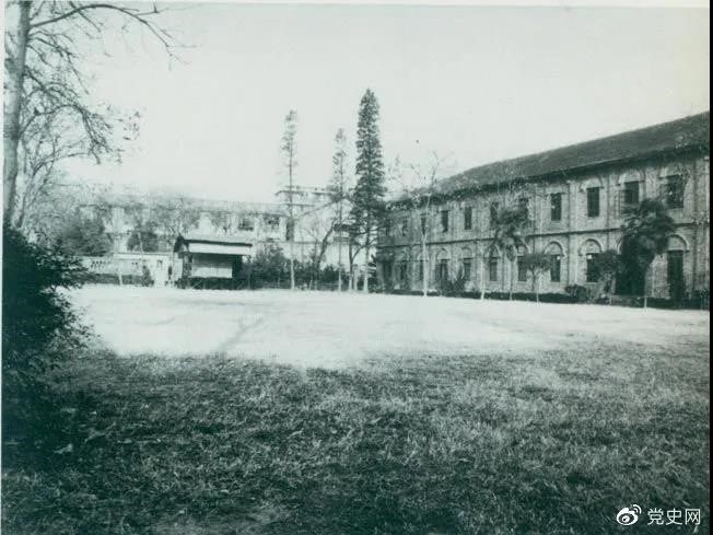 　　1927年3月18日，毛澤東出席在武昌舉行的河南武裝農(nóng)民代表大會，并作湖南農(nóng)運狀況報告。圖為大會會場——武昌農(nóng)講所大操場。